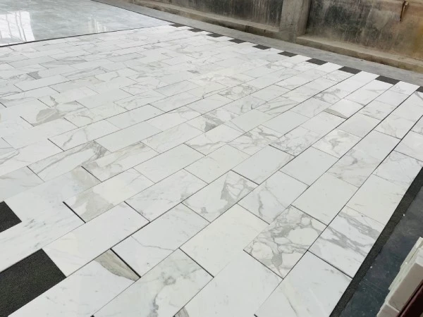 white calacatta marble tile