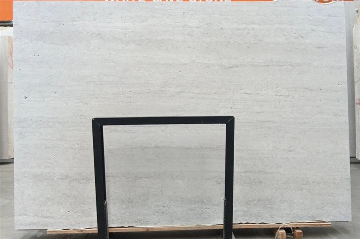 Бял и сив травертин